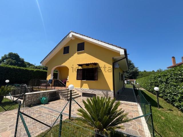 Case e ville in vendita di 270 m² in Via della Mediana