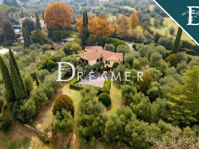 Case e ville in vendita di 270 m² in Via della Pescaia, 19