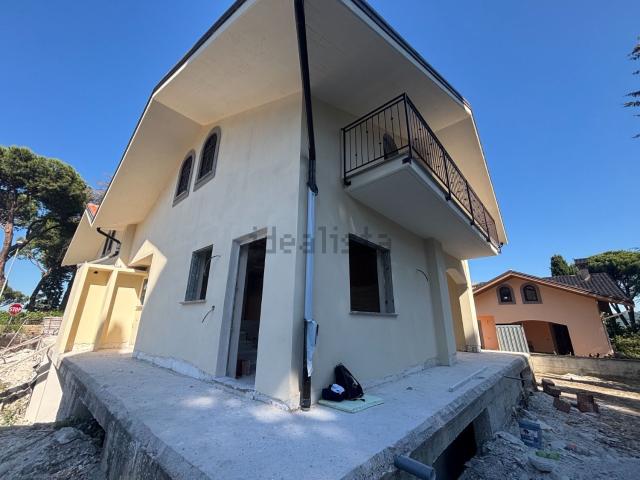 Case e ville in vendita di 270 m² in Via delle Ortensie
