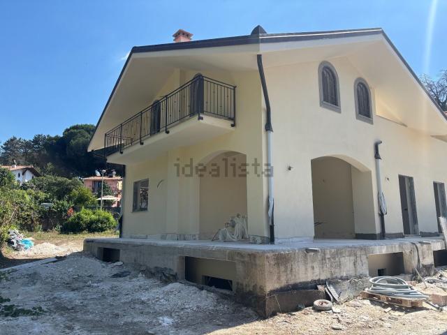 Case e ville in vendita di 270 m² in Via delle Ortensie