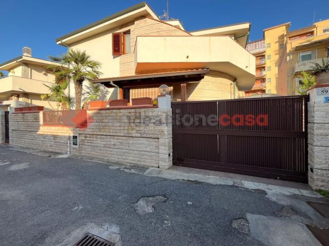 Case e ville in vendita di 270 m² in Via F. Turati, 57