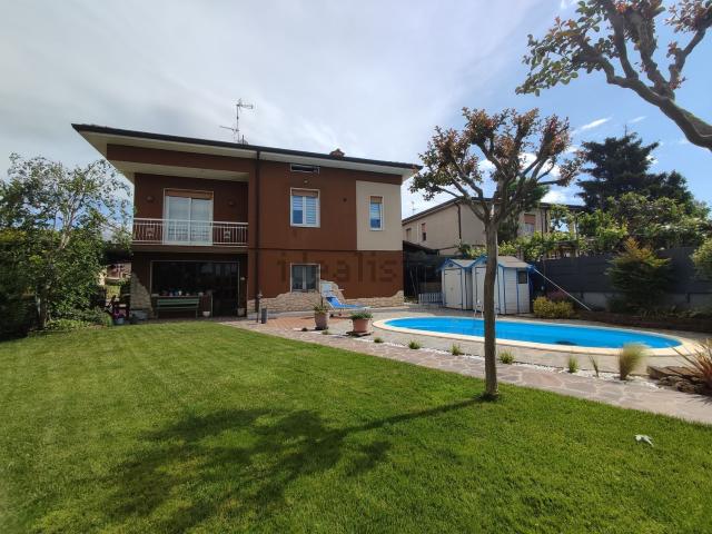 Case e ville in vendita di 270 m² in Via Fratelli Calabria