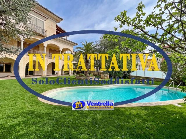 Case e ville in vendita di 270 m² in Via Fratelli Bandiera