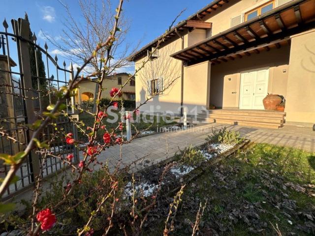 Case e ville in vendita di 270 m² in Via L. Conti