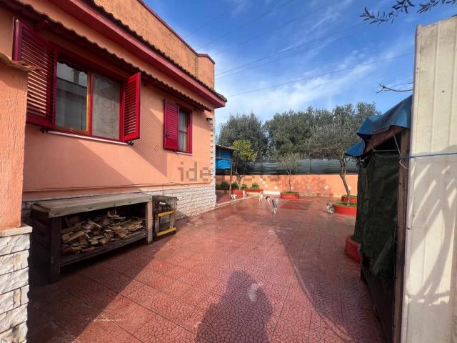 Case e ville in vendita di 270 m² in Via L. Rizzolla, 41