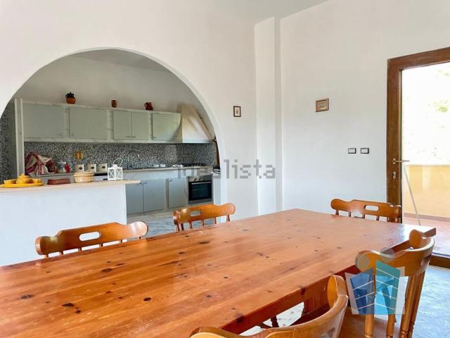 Case e ville in vendita di 270 m² in Via Lorenzo Perosi, 11