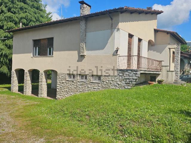 Case e ville in vendita di 270 m² in Via Ludovica