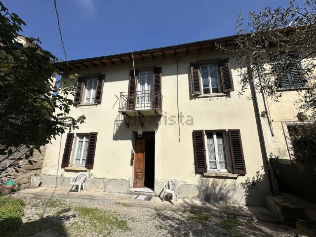 Case e ville in vendita di 270 m² in Via Luigi Gori, 26