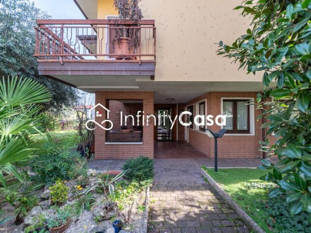 Case e ville in vendita di 270 m² in Via Monte Sabotino