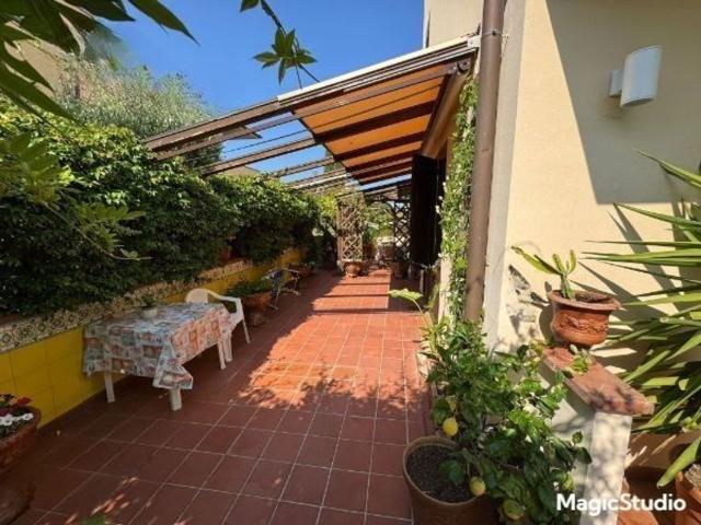 Case e ville in vendita di 270 m² in Via Numa Campi
