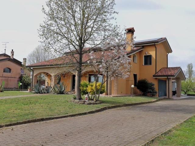 Case e ville in vendita di 270 m² in Via Sant&apos Elena, 33