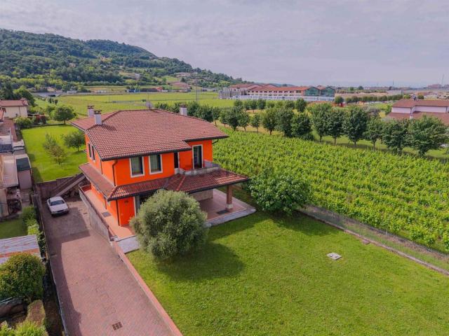 Case e ville in vendita di 270 m² in Via Silvio Pellico