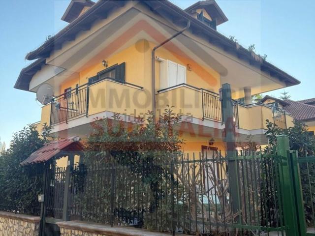 Case e ville in vendita di 270 m² in Via Staffetta