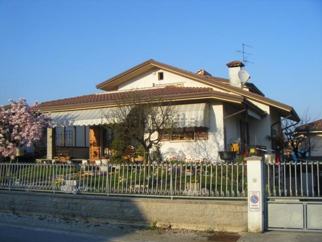 Case e ville in vendita di 270 m² in Via Polcenigo, 15