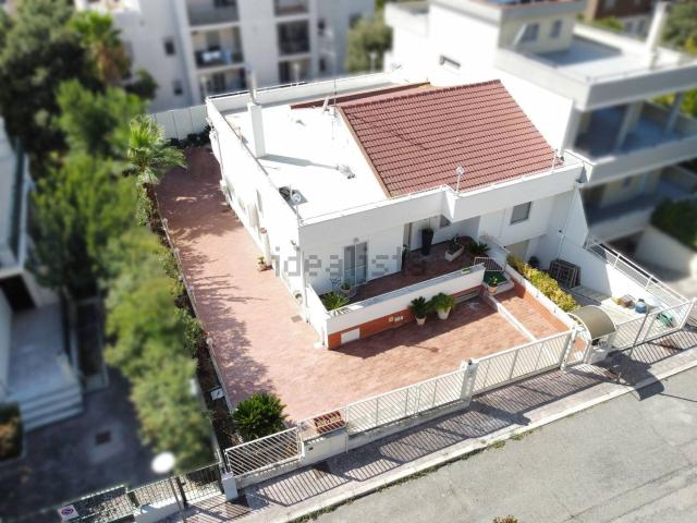 Case e ville in vendita di 270 m² in Via Pandosia, 4