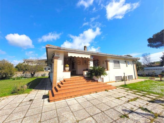 Case e ville in vendita di 270 m² in Via Passo Porretta, 1