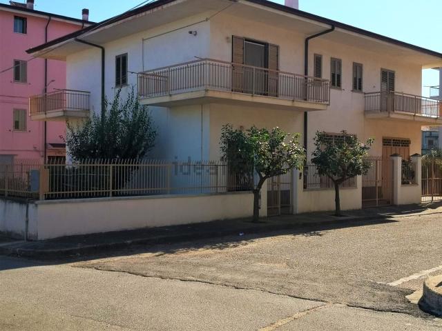 Case e ville in vendita di 270 m² in Via Pesaro, 4