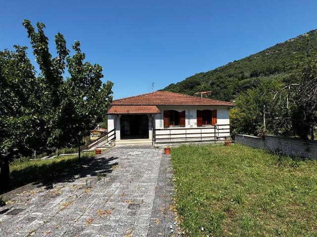 Case e ville in vendita di 270 m² in Via Pratarone