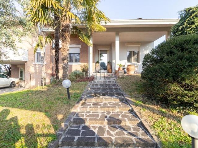 Case e ville in vendita di 270 m² in Via Primo Dicembre 1944, 10
