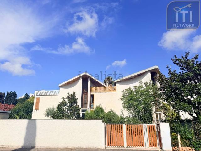 Case e ville in vendita di 270 m² in Via Protagora