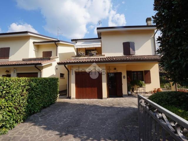 Case e ville in vendita di 270 m² in Via R. Montecuccoli, 6