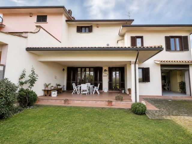 Case e ville in vendita di 270 m² in Via Teognide, 46