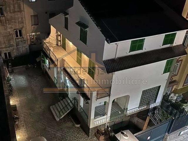 Case e ville in vendita di 270 m² in Via Tiziano