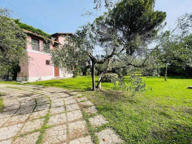 Case e ville in vendita di 270 m² in Via Tiberina, 2