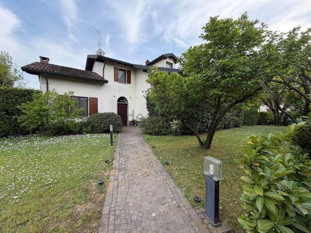 Case e ville in vendita di 270 m² in Via Unità D&apos Italia