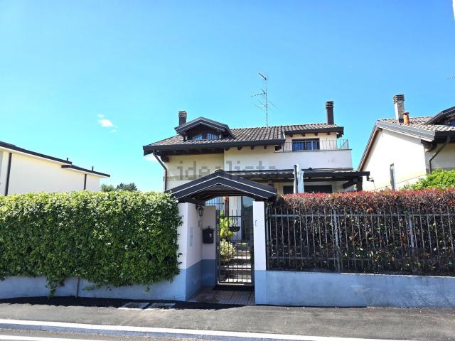 Case e ville in vendita di 270 m² in Via Vittorio Alfieri