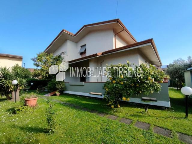 Case e ville in vendita di 270 m² in Viale della Repubblica, 257