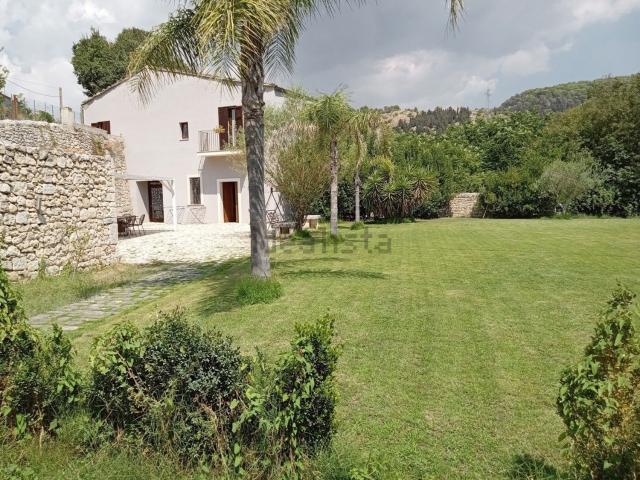 Case e ville in vendita di 270 m² in Contrada Arancelli