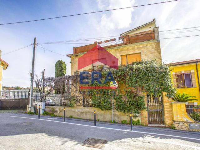 Case e ville in vendita di 270 m² in Strada Nuova, 116
