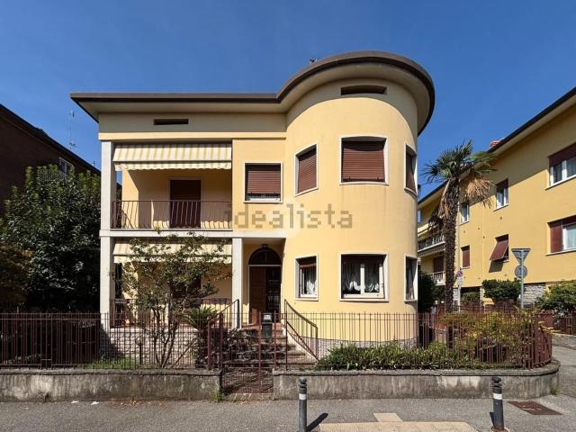 Case e ville in vendita di 271 m² in Via Carso, 27