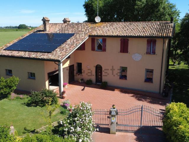 Case e ville in vendita di 271 m² in Via Longanesi, 22