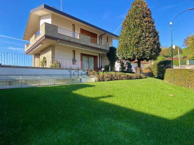 Case e ville in vendita di 271 m² in Via San Caterina da Siena, 1