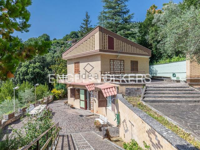 Case e ville in vendita di 271 m² in Via Tivoli
