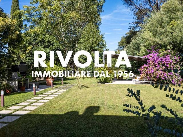 Case e ville in vendita di 271 m² in Via Val Gardena