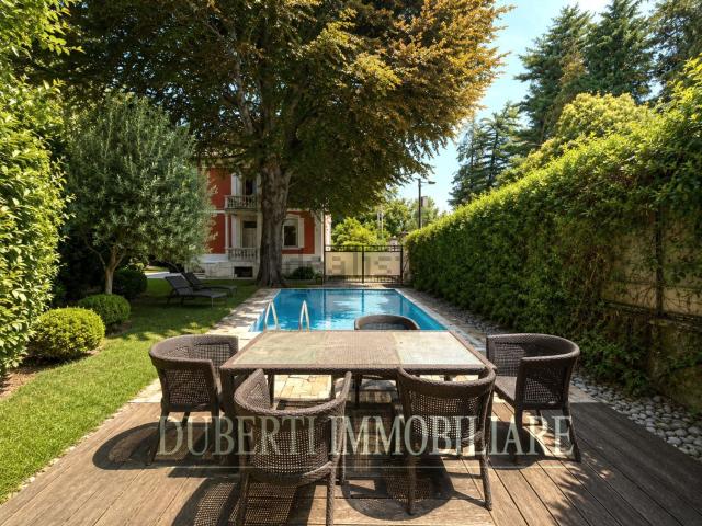 Case e ville in vendita di 271 m² in Viale Padre G. B. Aguggiari, 67