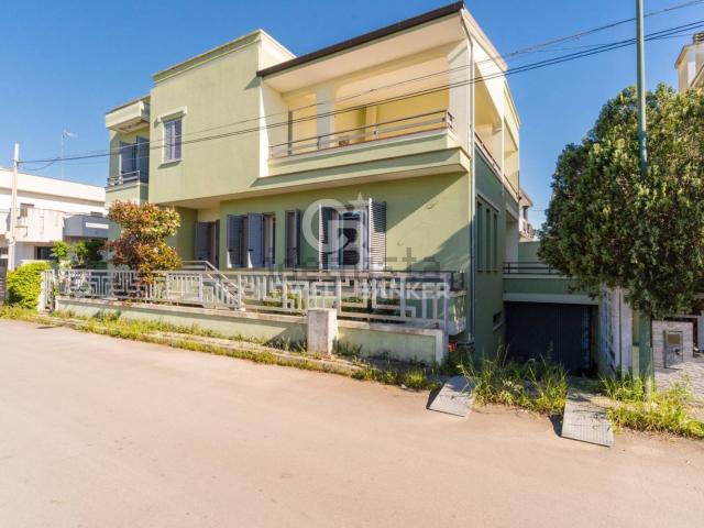 Case e ville in vendita di 272 m² in Via G.Ungaretti, 32