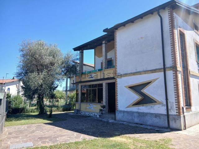 Case e ville in vendita di 272 m² in Via Don Giuseppe Ronchetti, 36