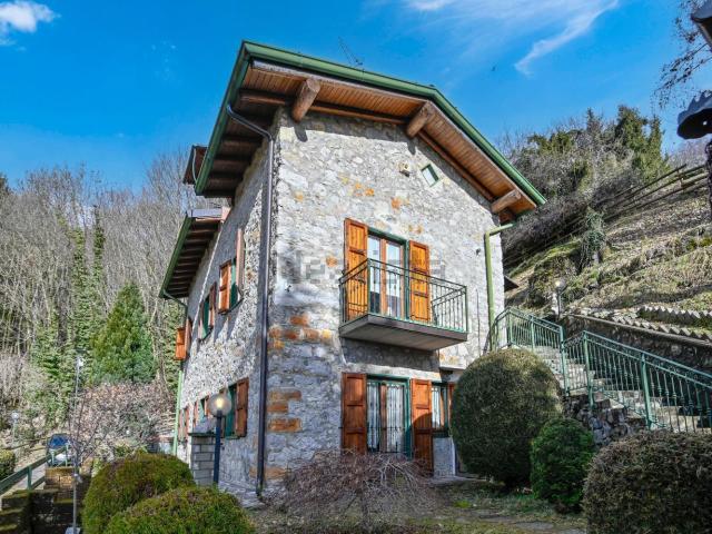Case e ville in vendita di 272 m² in Via Fondo