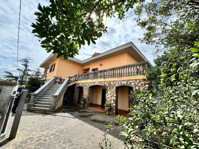 Case e ville in vendita di 272 m² in Via Fratelli Manai