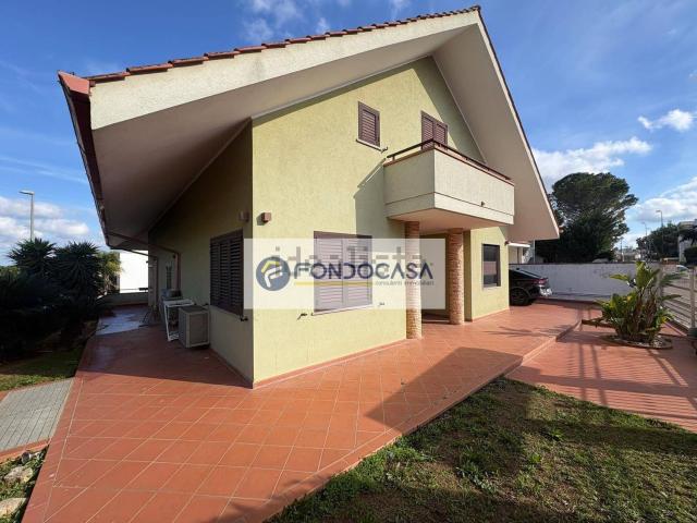 Case e ville in vendita di 273 m² in Via Lezzi