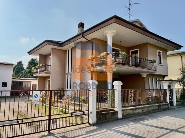 Case e ville in vendita di 273 m² in Via Nuova, 7