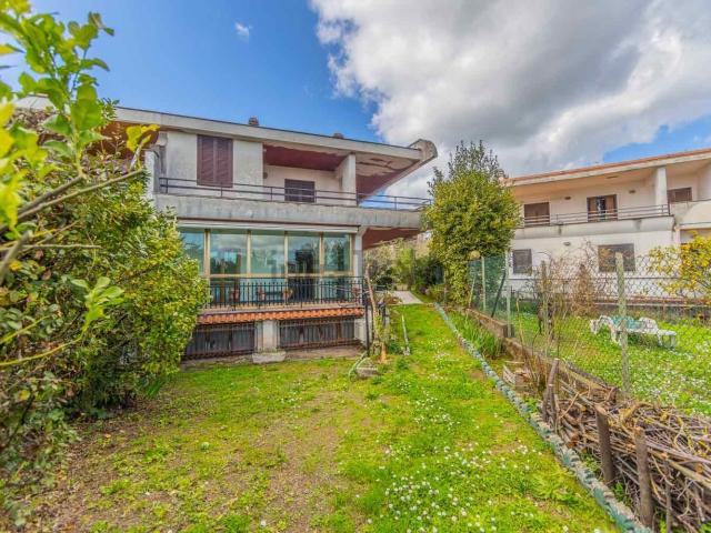 Case e ville in vendita di 273 m² in Via Romana