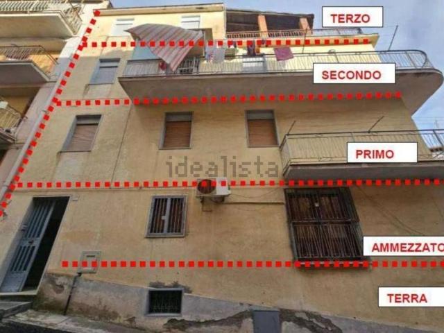 Case e ville in vendita di 273 m² in Largo Mario Rapisardi, 12