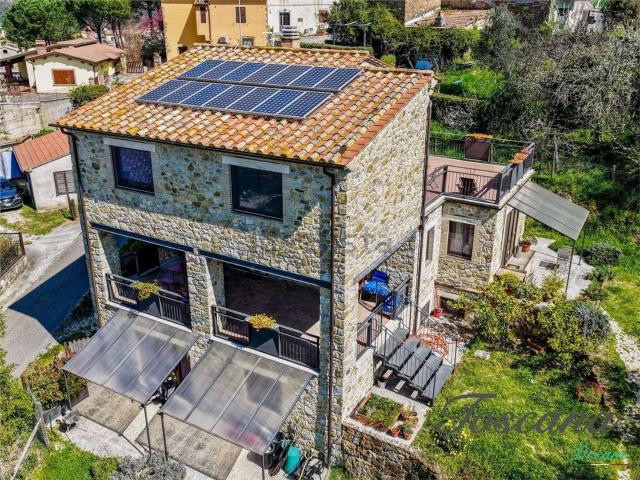 Case e ville in vendita di 274 m² in Via del Greppo