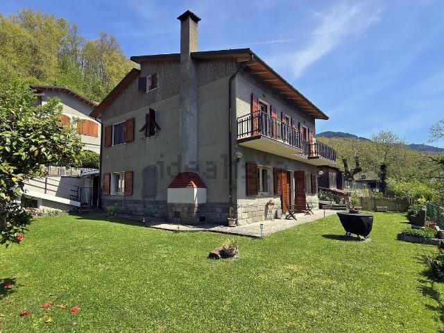 Case e ville in vendita di 274 m² in Via Serena, 179