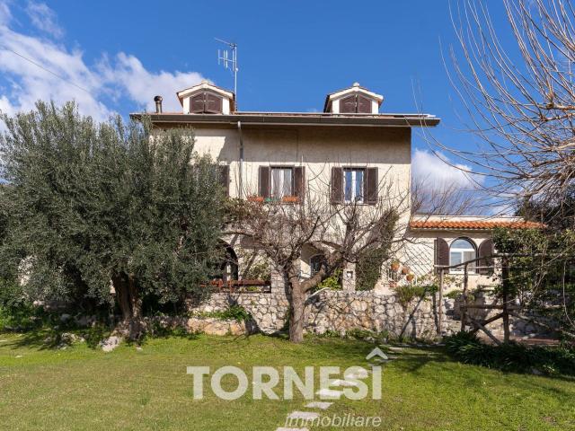 Case e ville in vendita di 274 m² in Via Ponte Colonna